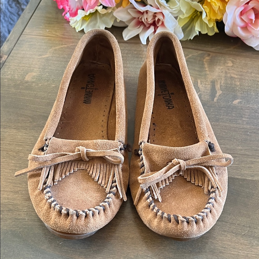 Minnetonka Tan Suede Fringe Bow Moccasin Flats